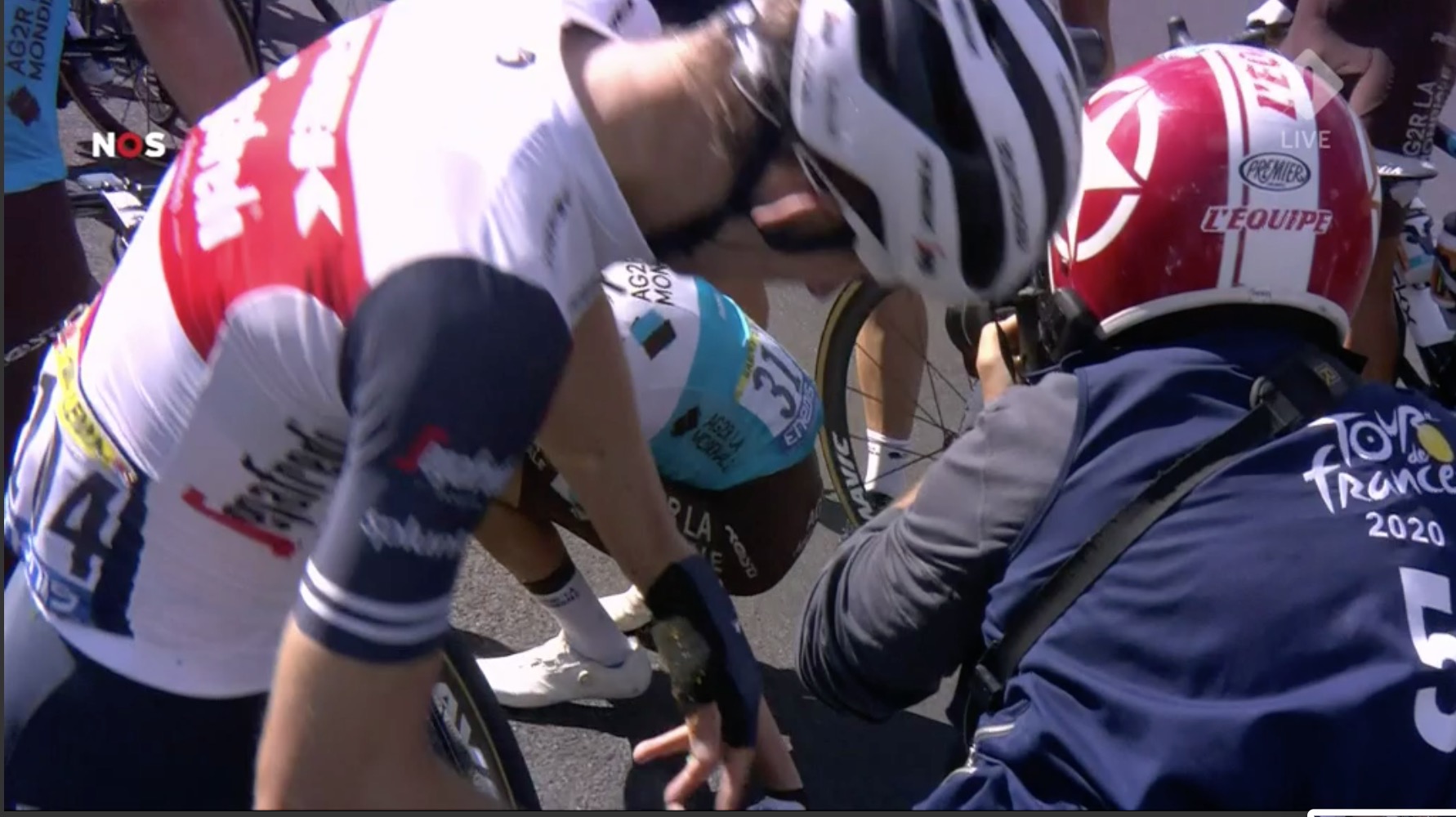 Mollema grijpt naar z'n pols