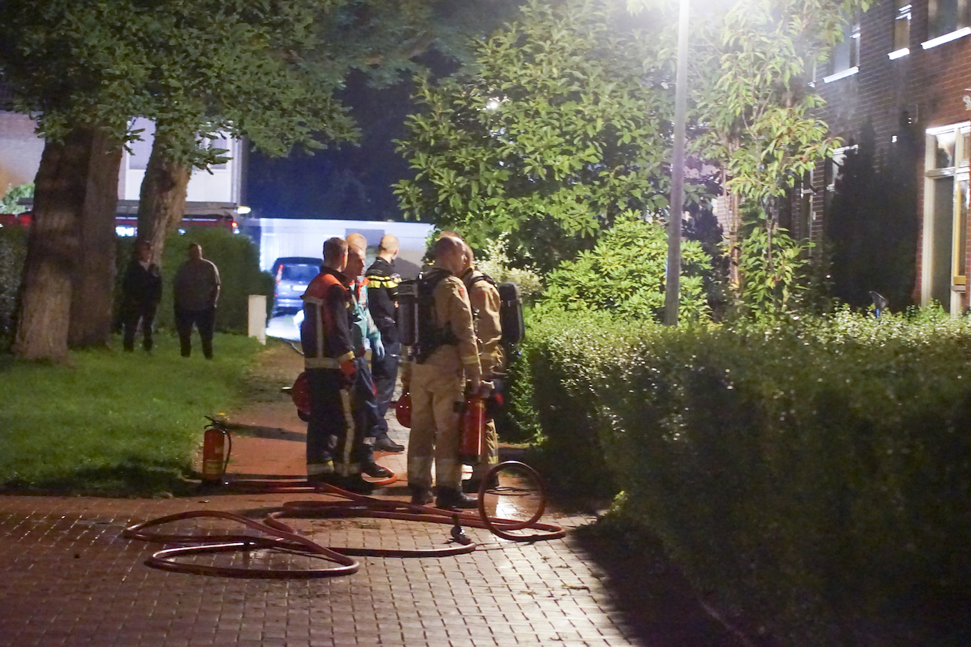 Vrouw gewond na woningbrand in Radiumstraat