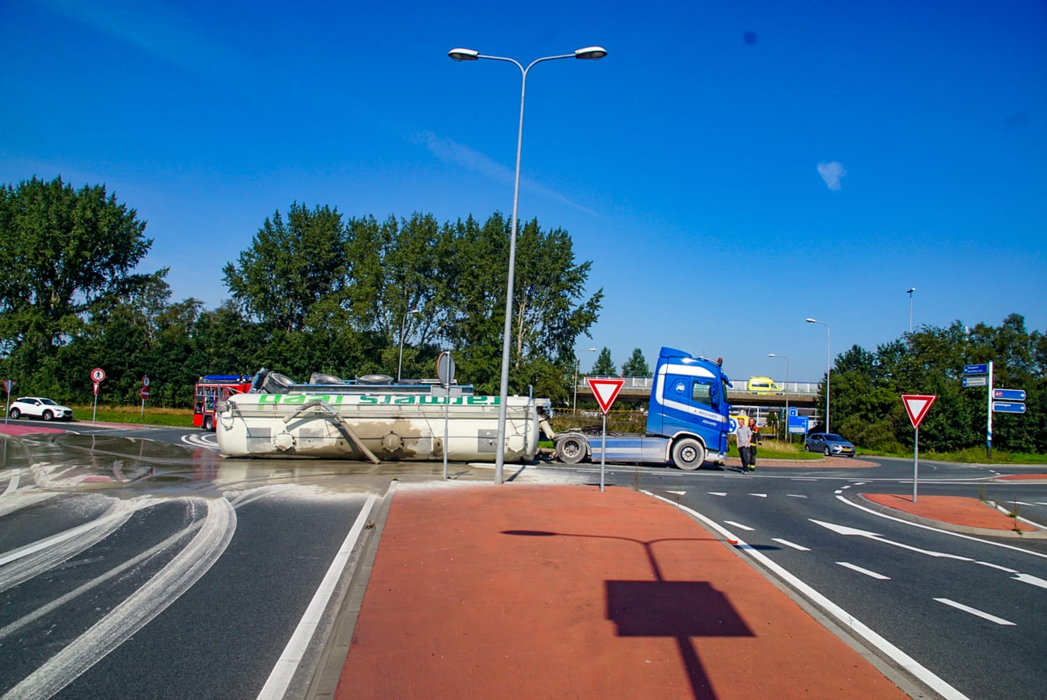 Trailer van vrachtwagen kantelt bij transferium Hoogkerk