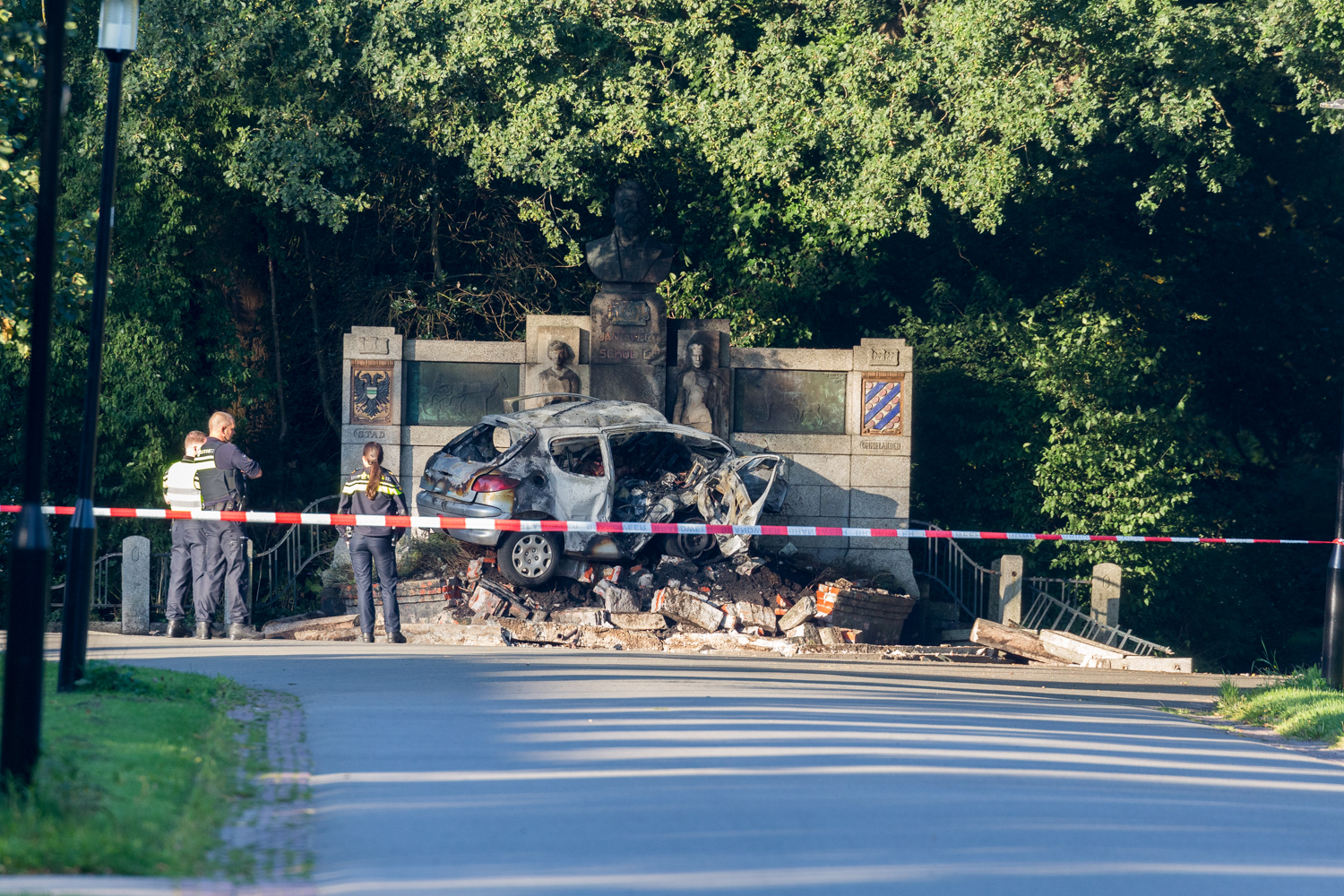 Dode bij ongeval Stadspark; auto knalt tegen monument en vliegt in brand