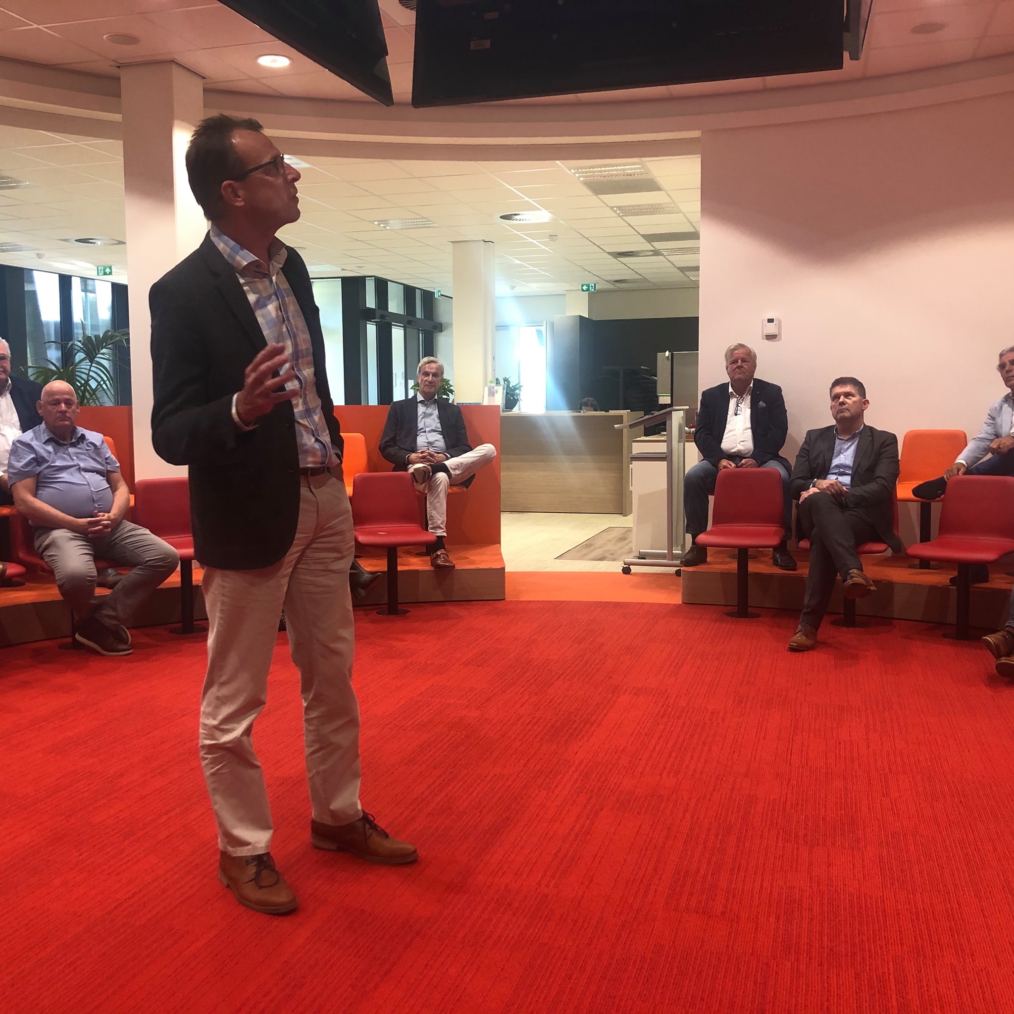 Peter de Jong van Bytesnet tijdens zijn lezing voor leden van de Commercieele Club Groningen