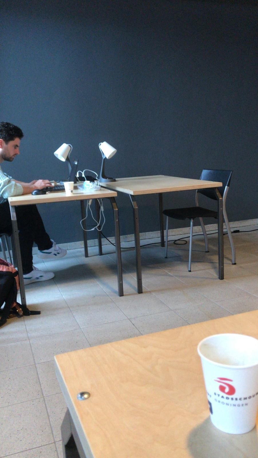 Tijdens het studeren hoef je geen mondkapje op, maar zodra je wandelt wel.