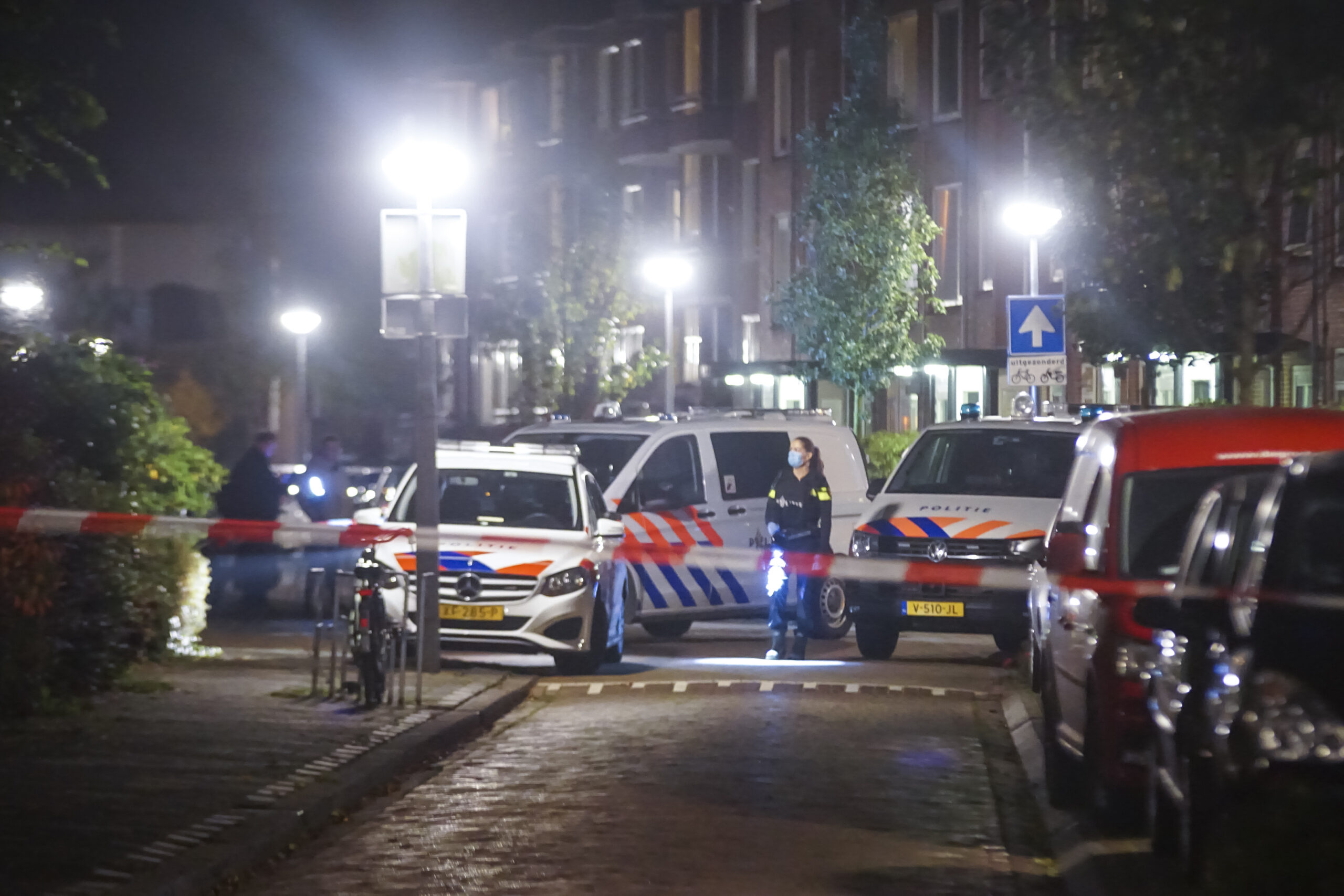 Man gewond na schietincident in Huygensstraat in Stad; dader voortvluchtig