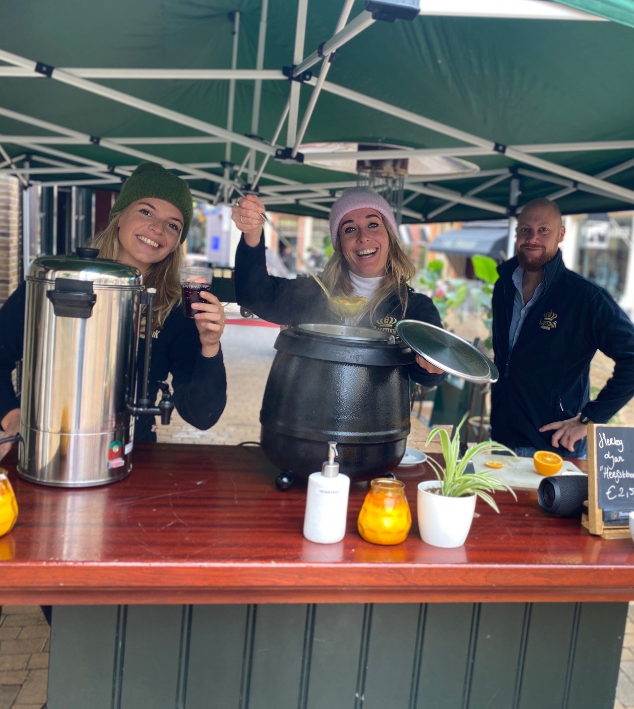 Diner Café Soestdijk verrast publiek met glühwein, snert en warme Apfelstrudel