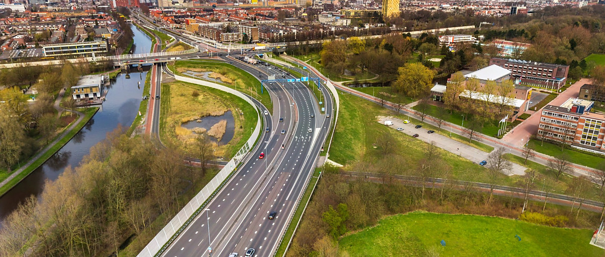 Het fietspad langs het Noord-Willemskanaal wordt verbeterd. Hier de oude situatie.