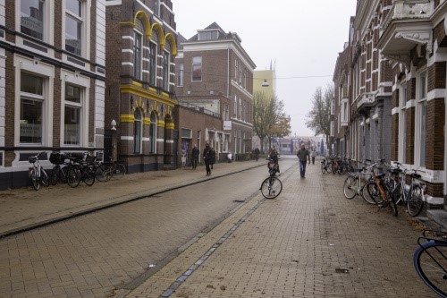 Nieuwe gele steentjes Ubbo Emmiusstraat in Groningen