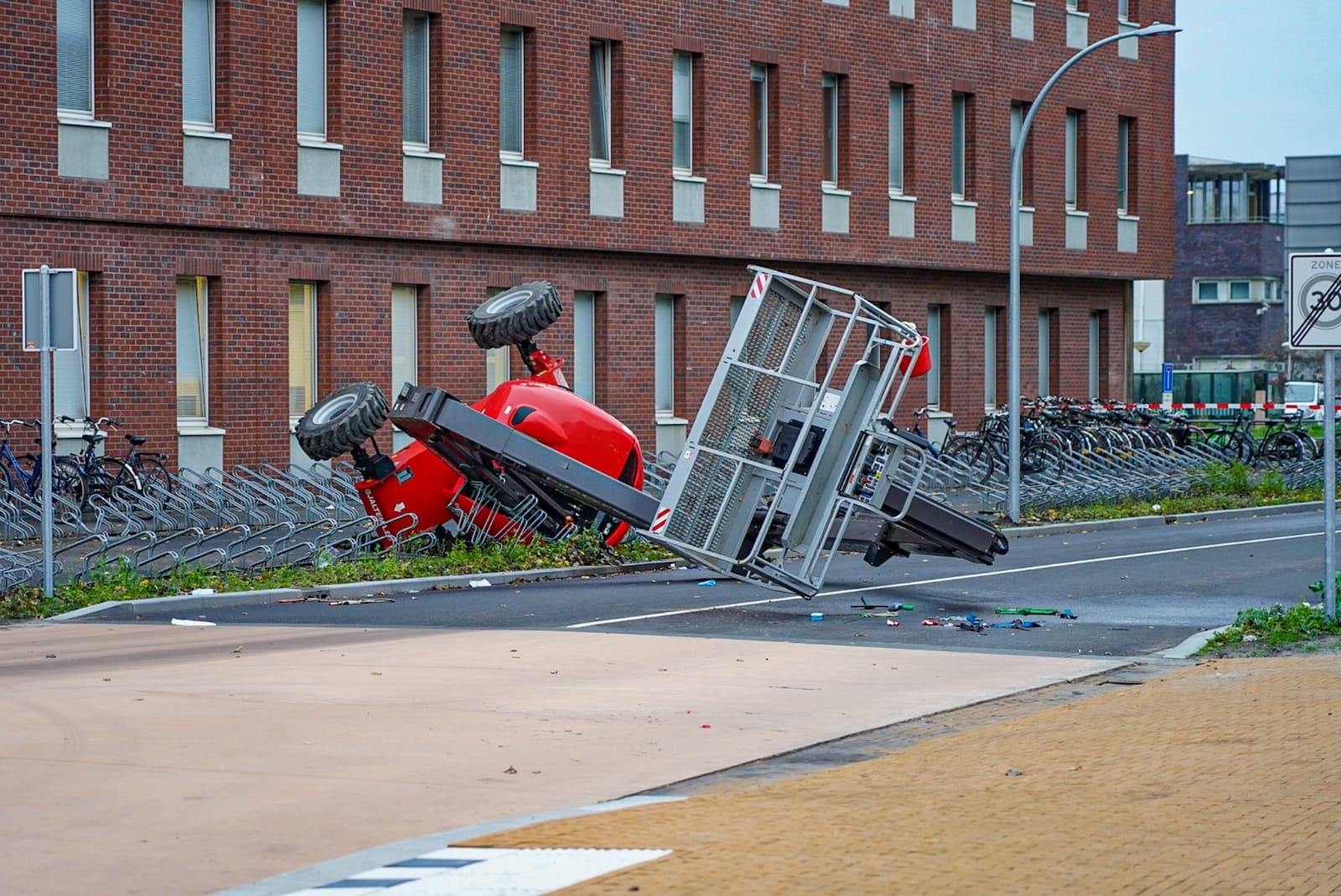 Hoogwerker valt om op Zernike plein; één gewonde