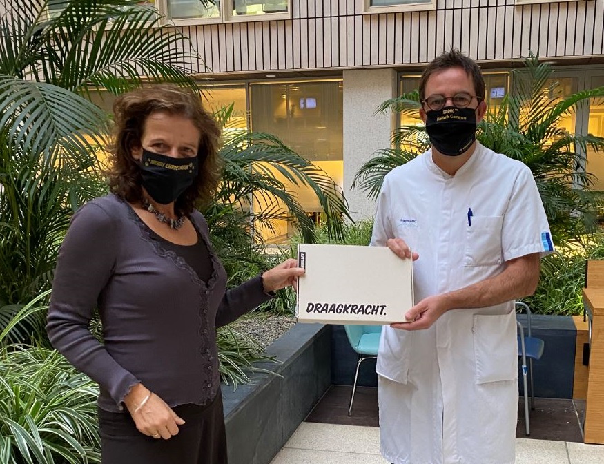 Vanhulley overhandigt 50.000e mondkapje aan Diederik Gommers