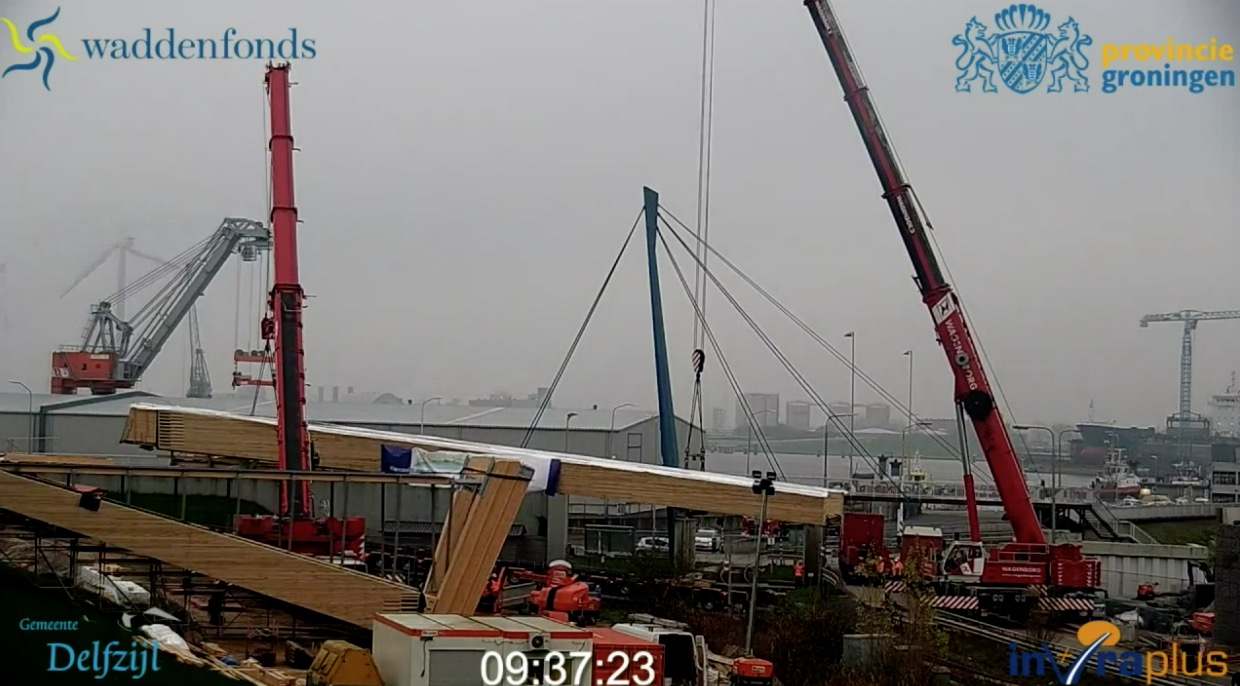 Volg hier live het plaatsen van een nieuwe brug in het centrum van Delfzijl