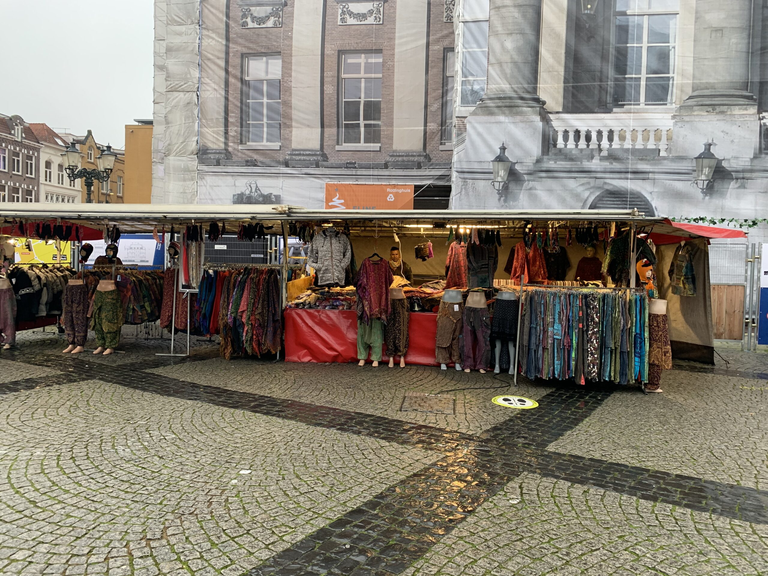 Verdwaalde kraam op Grote Markt 