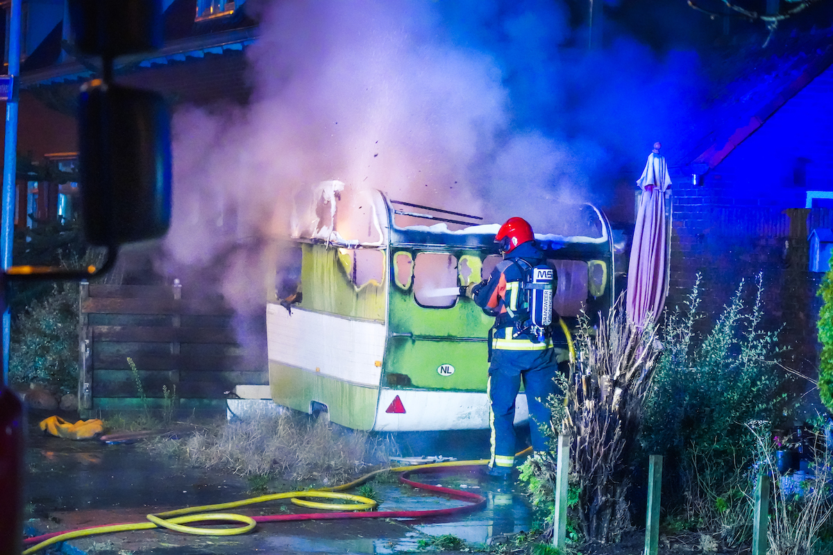 Caravan in Hoogkerk door brand verwoest; politie onderzoekt brandstichting