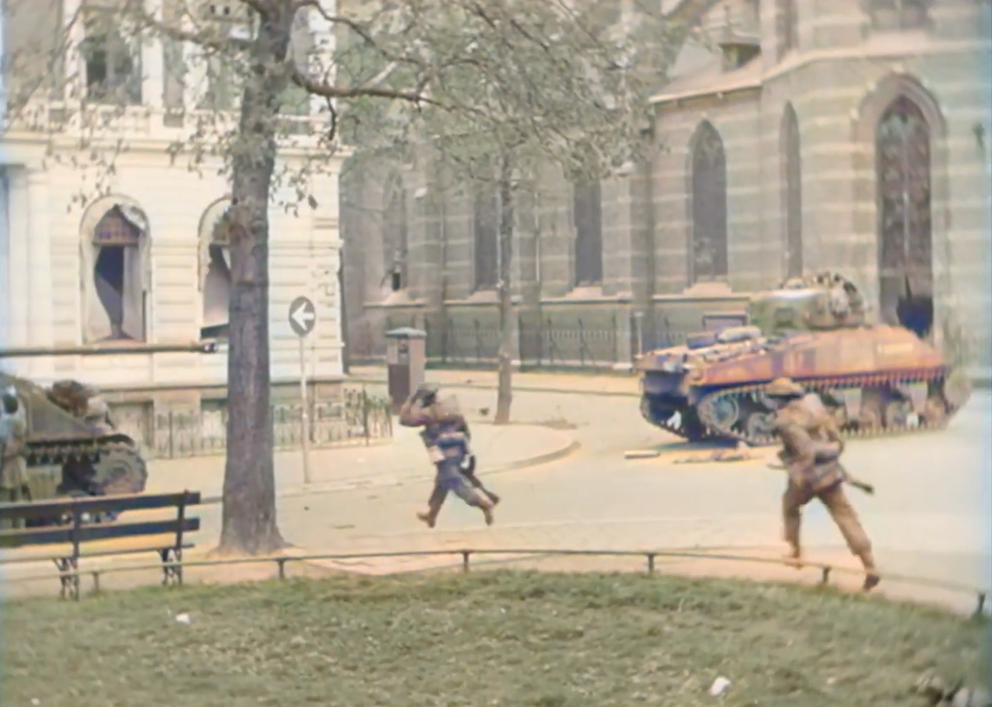 Unieke kleurenbeelden van Canadese bevrijding van stad Groningen (VIDEO)