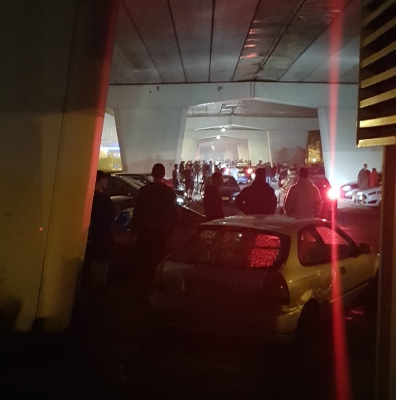 Zeventig mensen bekeurd na illegale carmeeting aan Sontweg in Groningen