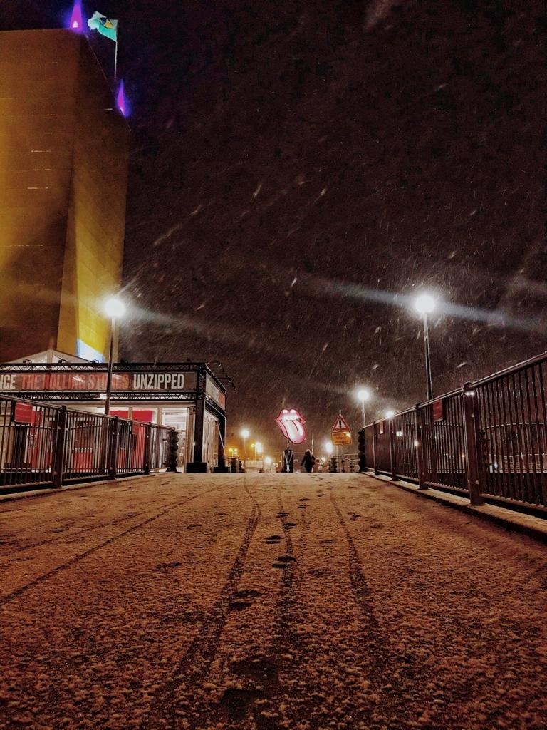 Het Groninger Museum, met reclame voor de gesloten tentoonstelling Unzipped van de Rolling Stones.