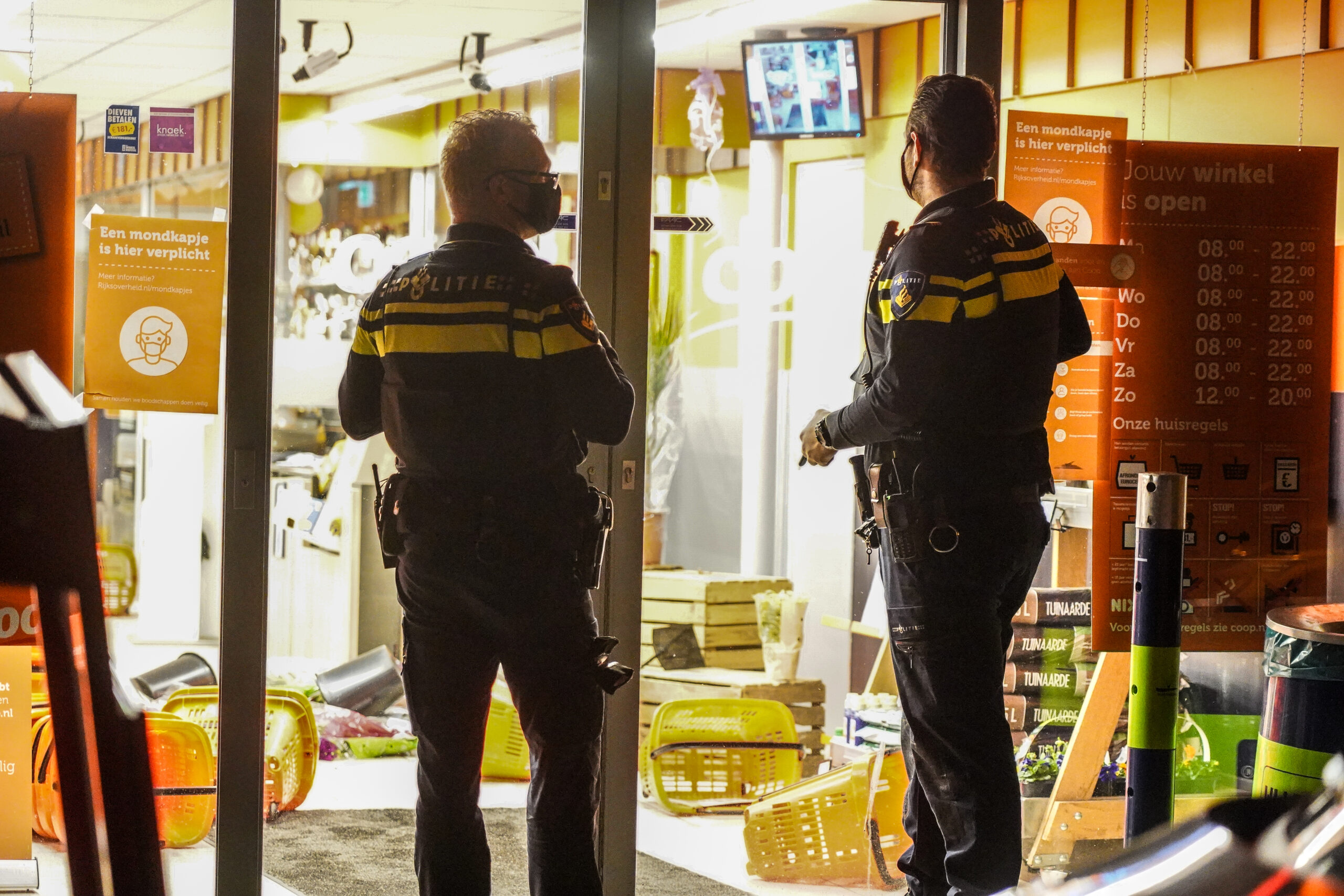 Aanhoudingen na overval van tien personen op supermarkt Kerklaan in Groningen