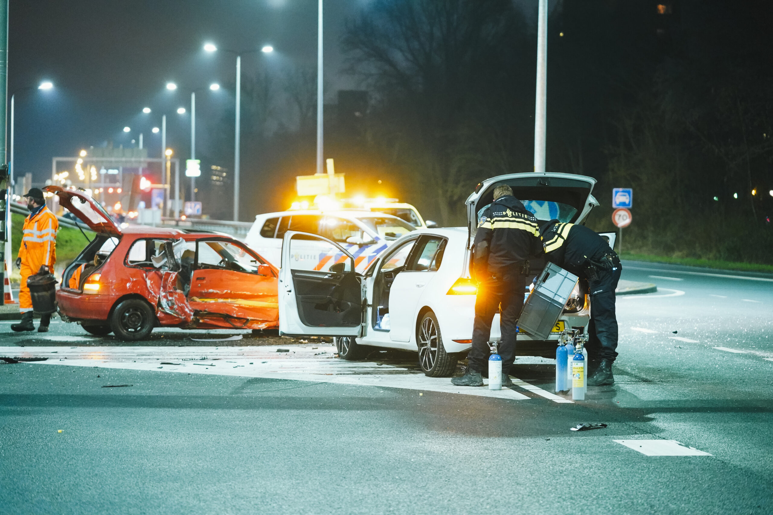 Politie ontdekt flessen lachgas na frontale aanrijding Groningen