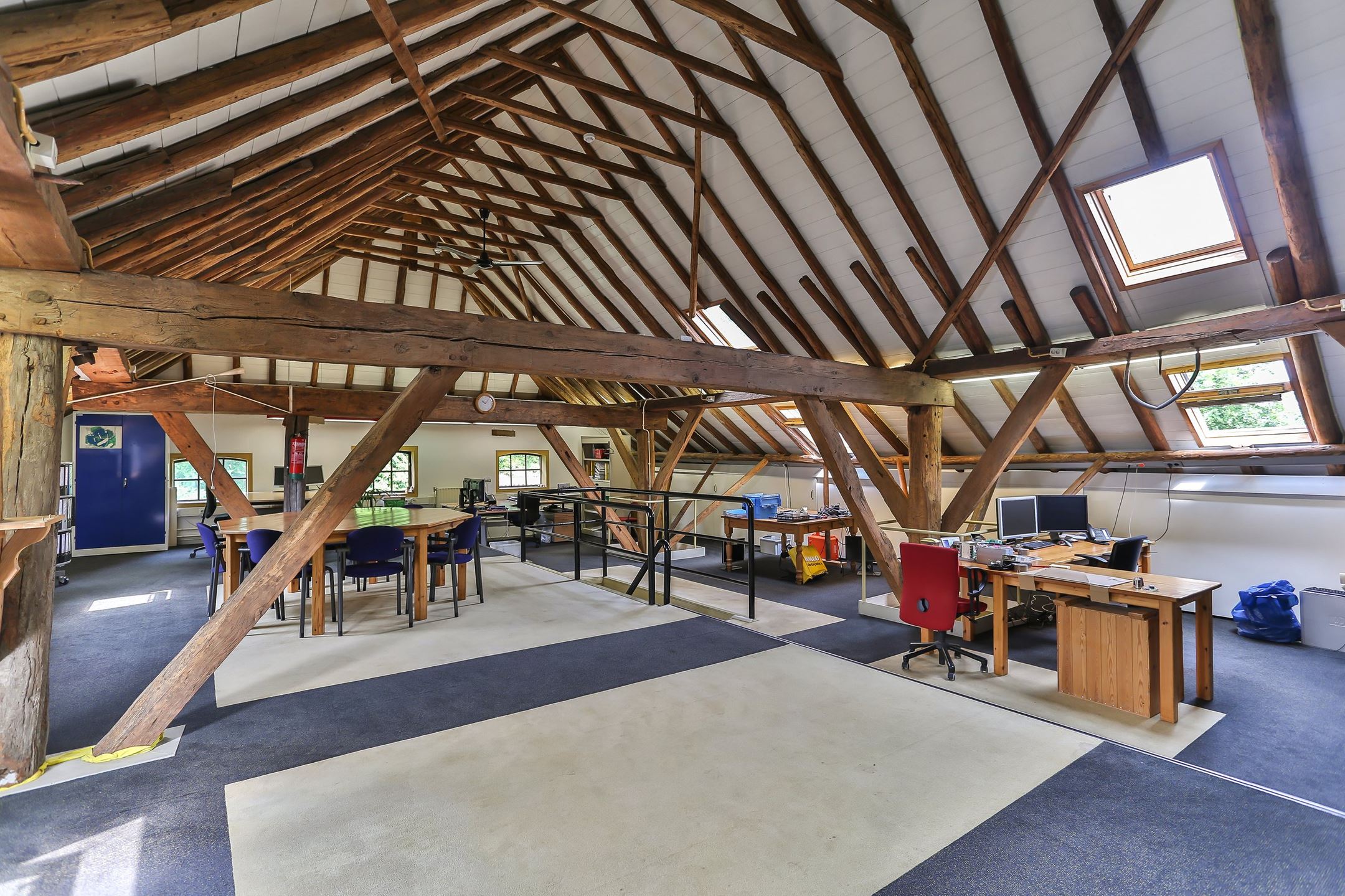 Een ruime kantoorverdieping