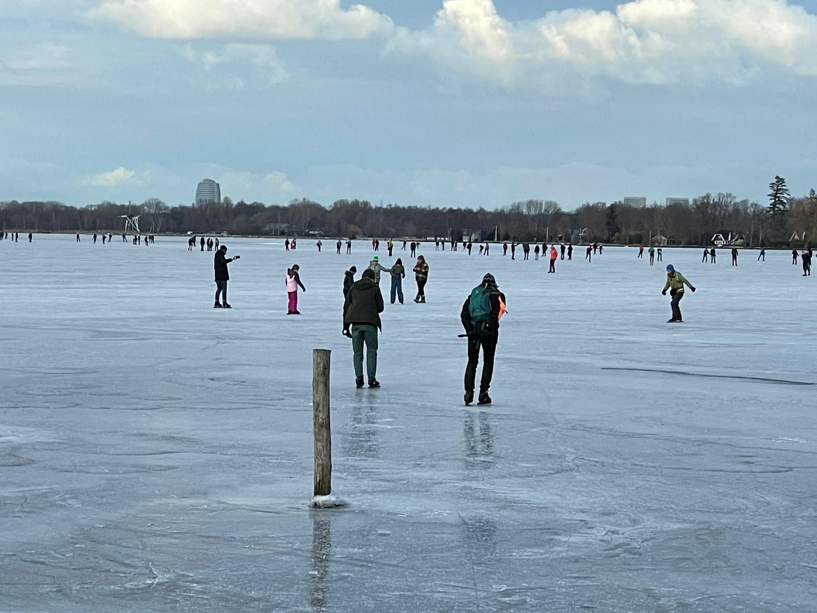 IJs op Paterswoldsemeer nog niet veilig genoeg voor grote groepen: 'Seinen staan nog niet op groen!'