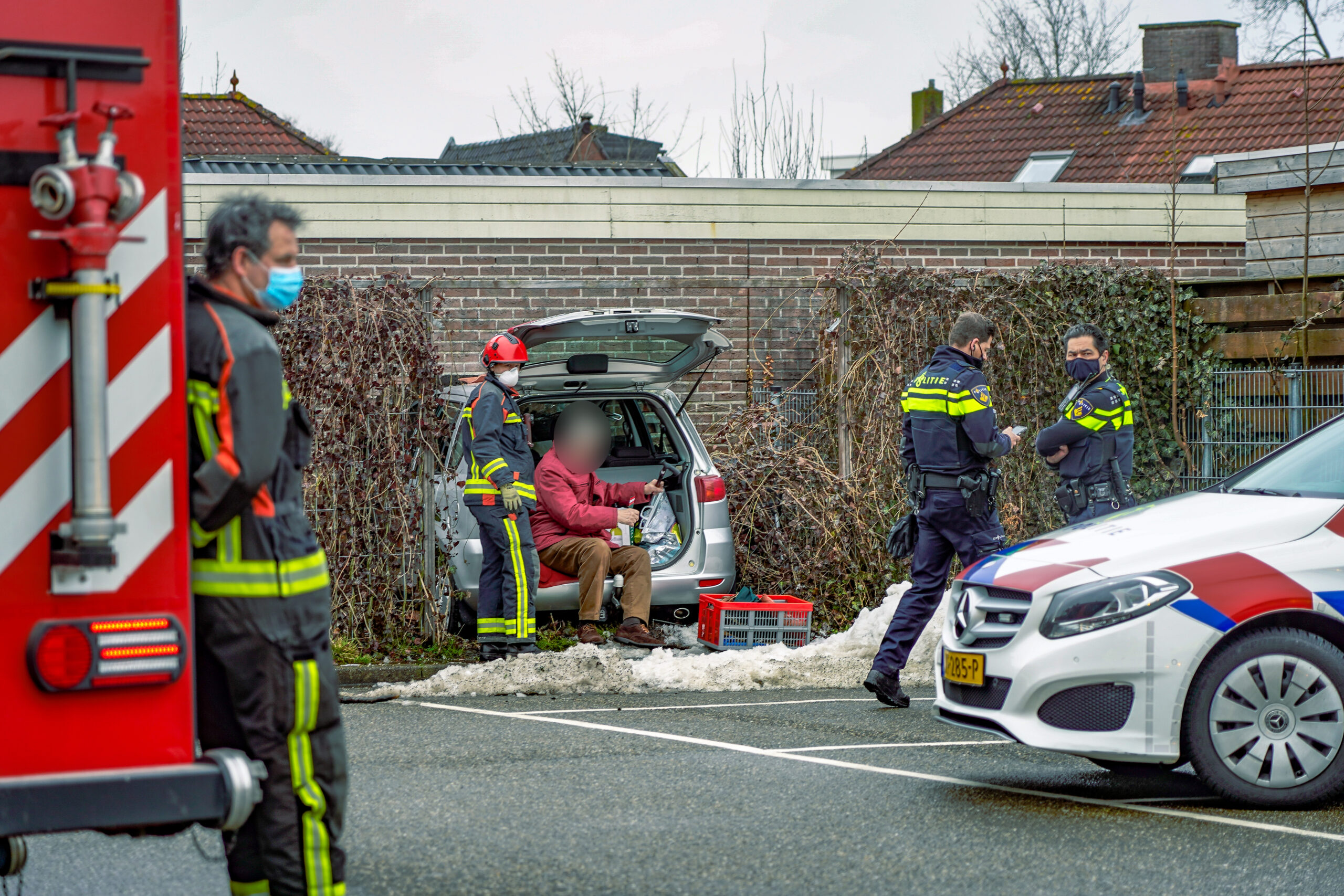 Auto rijdt garage binnen in Hoogkerk, maar niet zoals het hoort