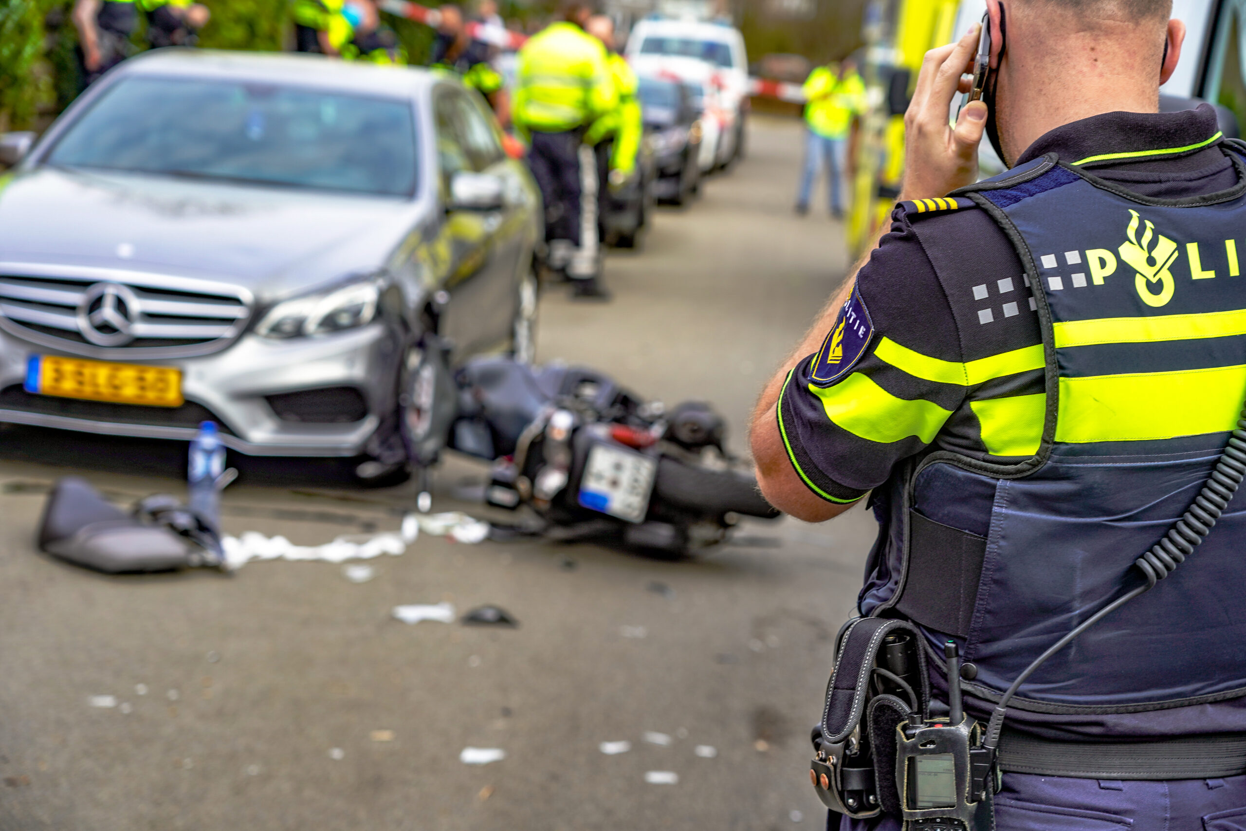 Motorrijder vlucht voor politie, crasht en raakt gewond