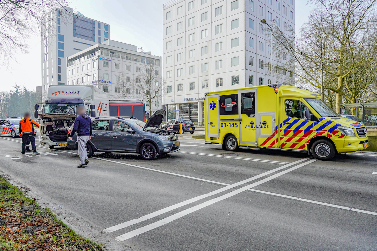 Automobilist bekneld na botsing met vrachtwagen