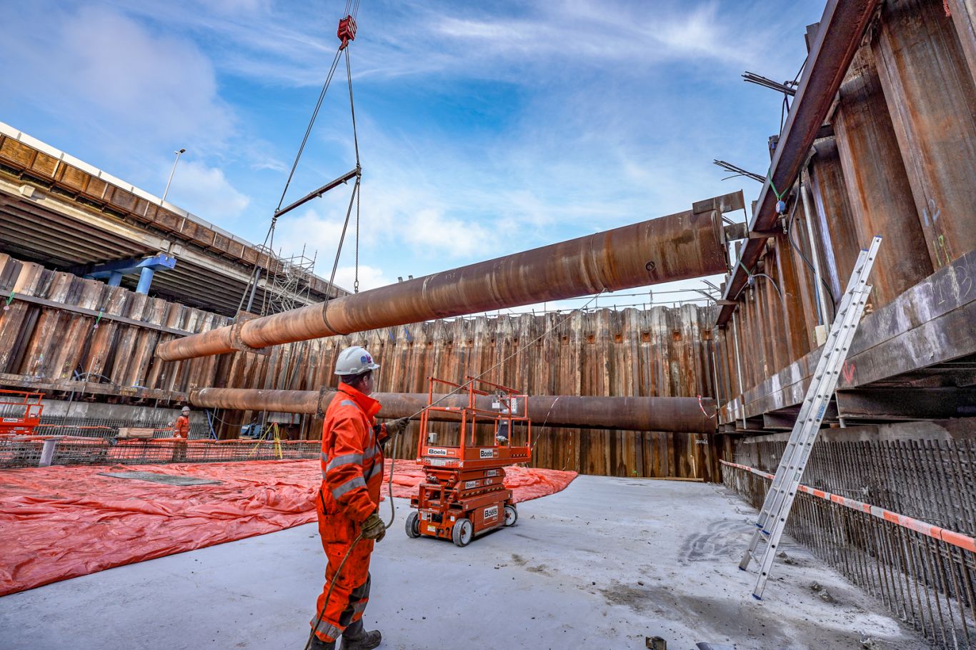 Slimme vraag: wat zijn die brede buizen in de bouwkuip?