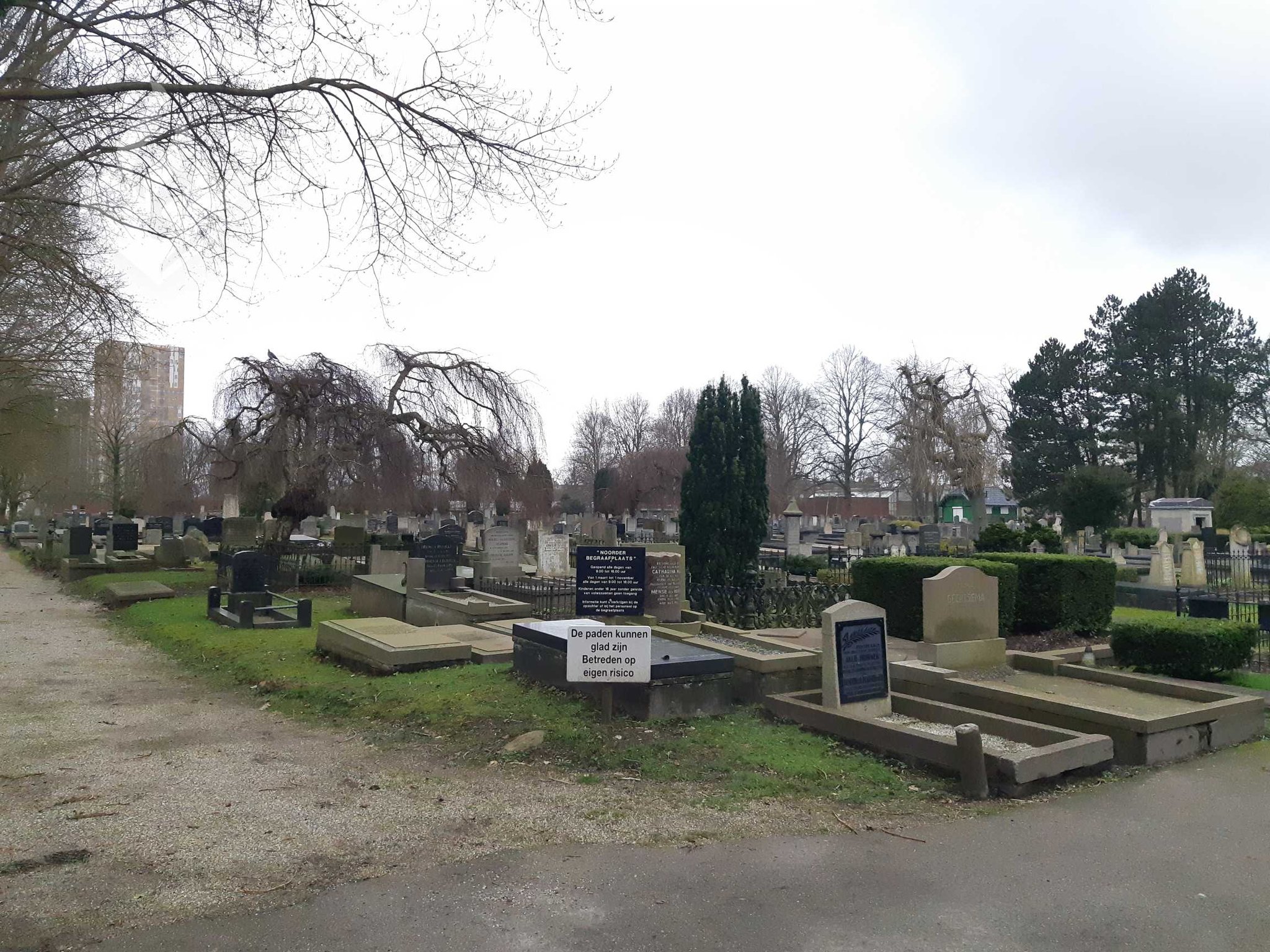 Honderd graven vernield op Noorder begraafplaats