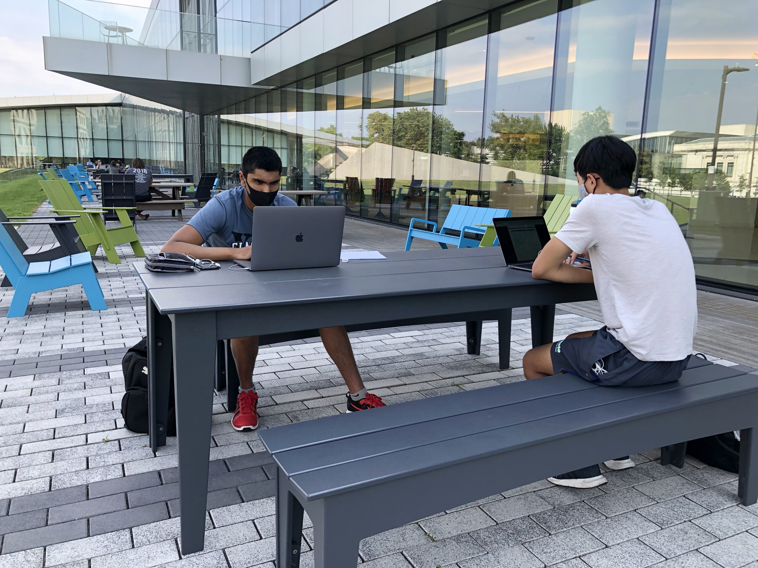 Rijksuniversiteit Groningen (RUG): in mei picknicktafels en tenten