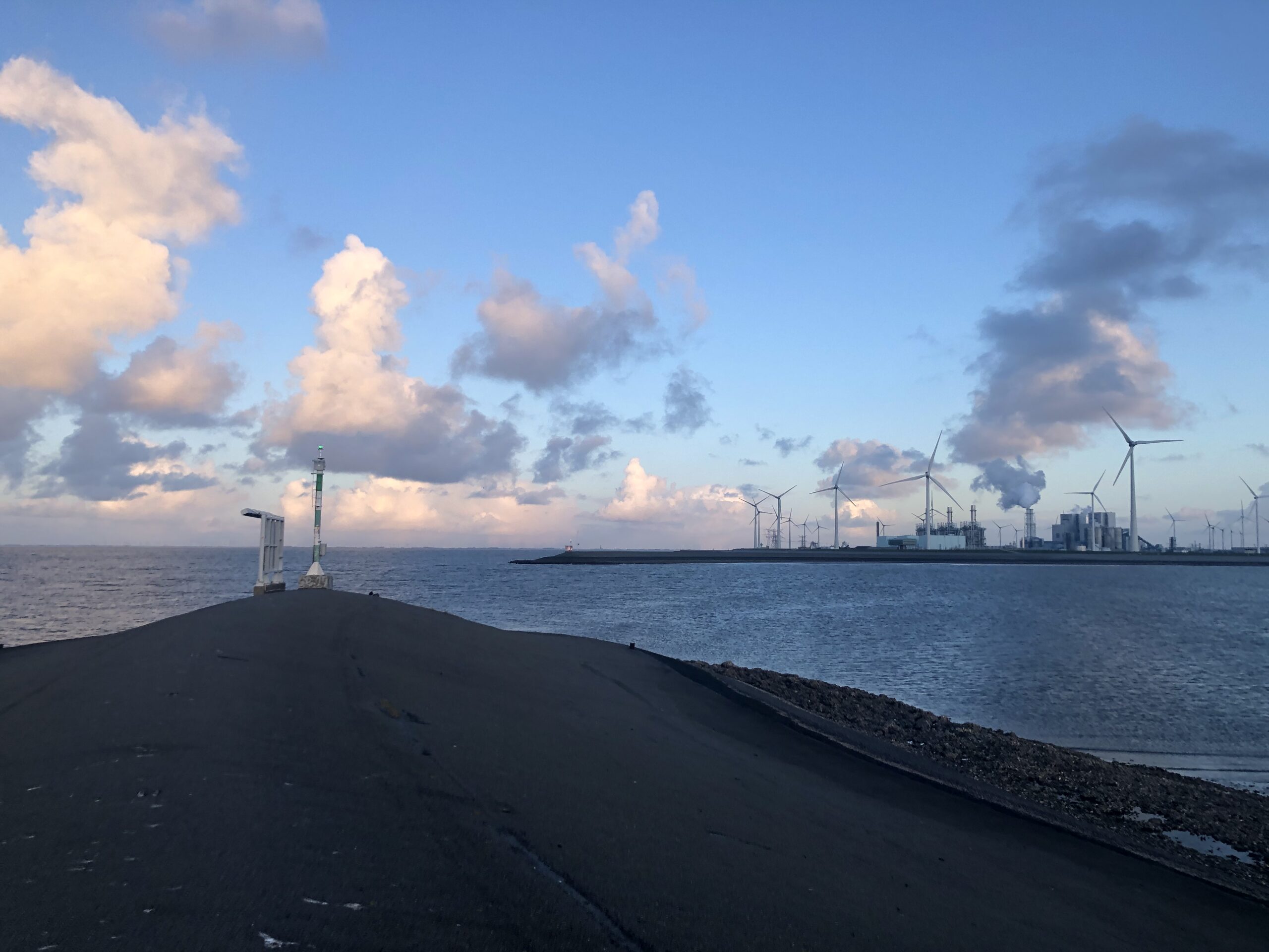 Mogelijk drijvende LNG-terminal in Eemshaven voor vloeibaar gas