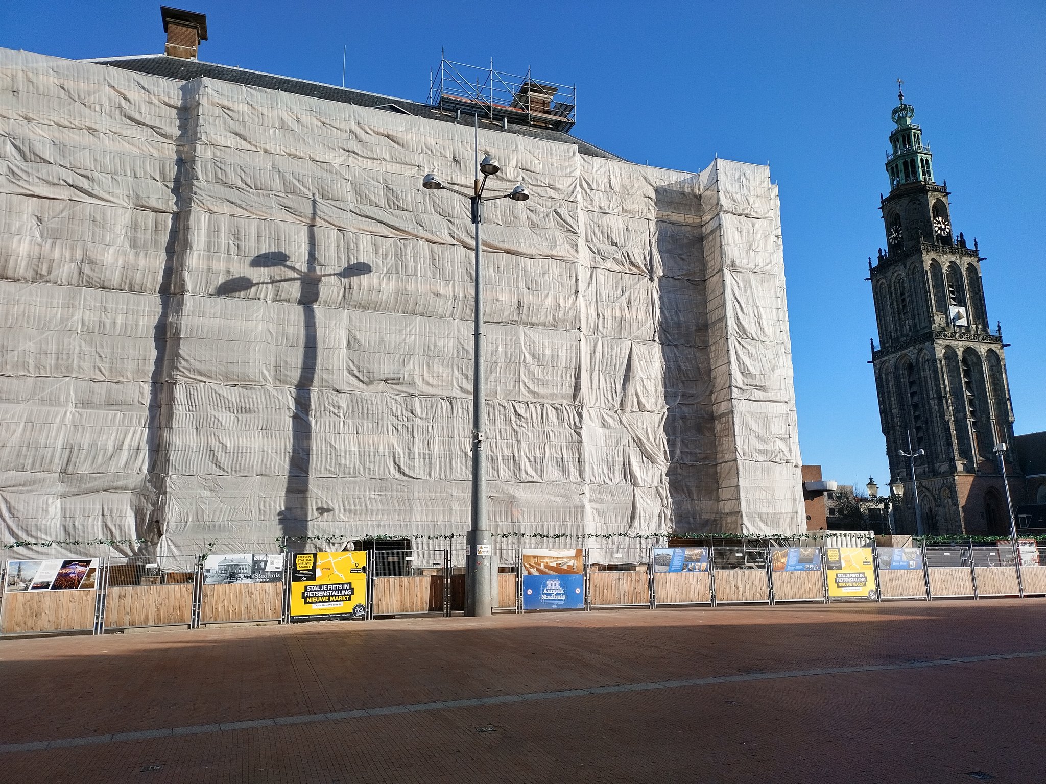 Tadááá: Doek gaat weg van Stadhuis Groningen