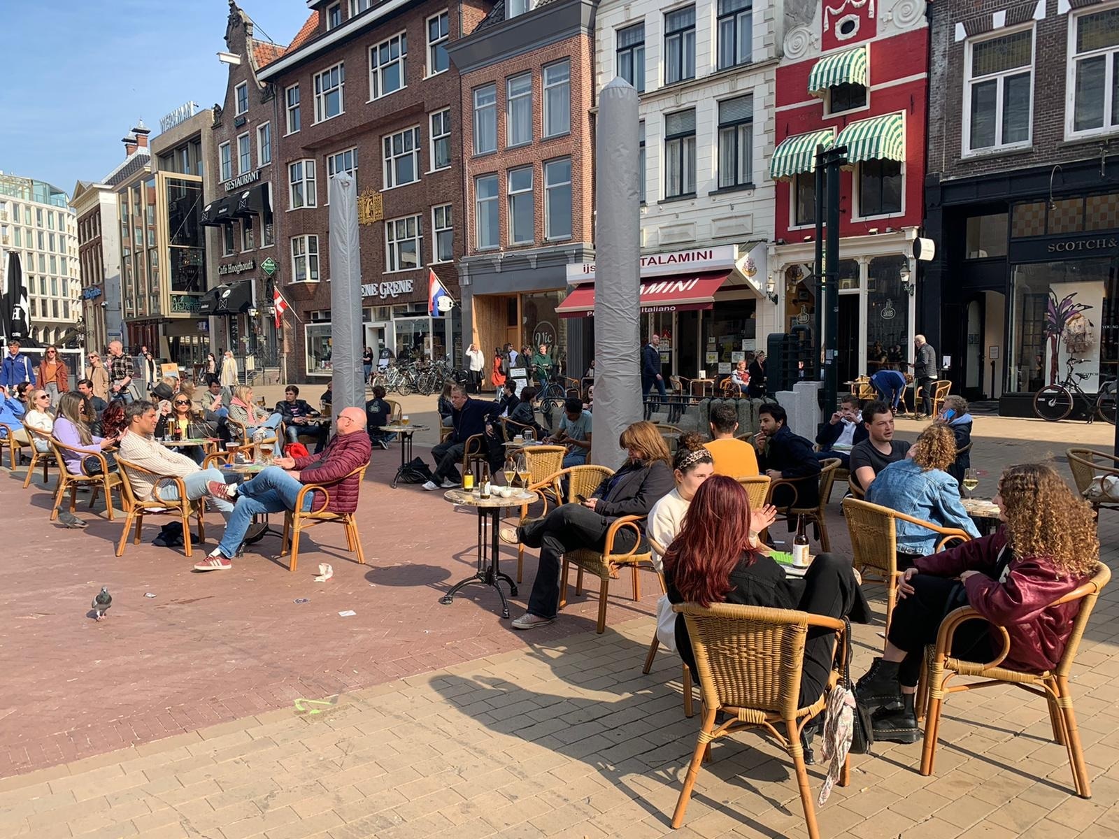 “Het is weer gezellig in de stad!”: drukte op terrassen en in winkels in Groningen