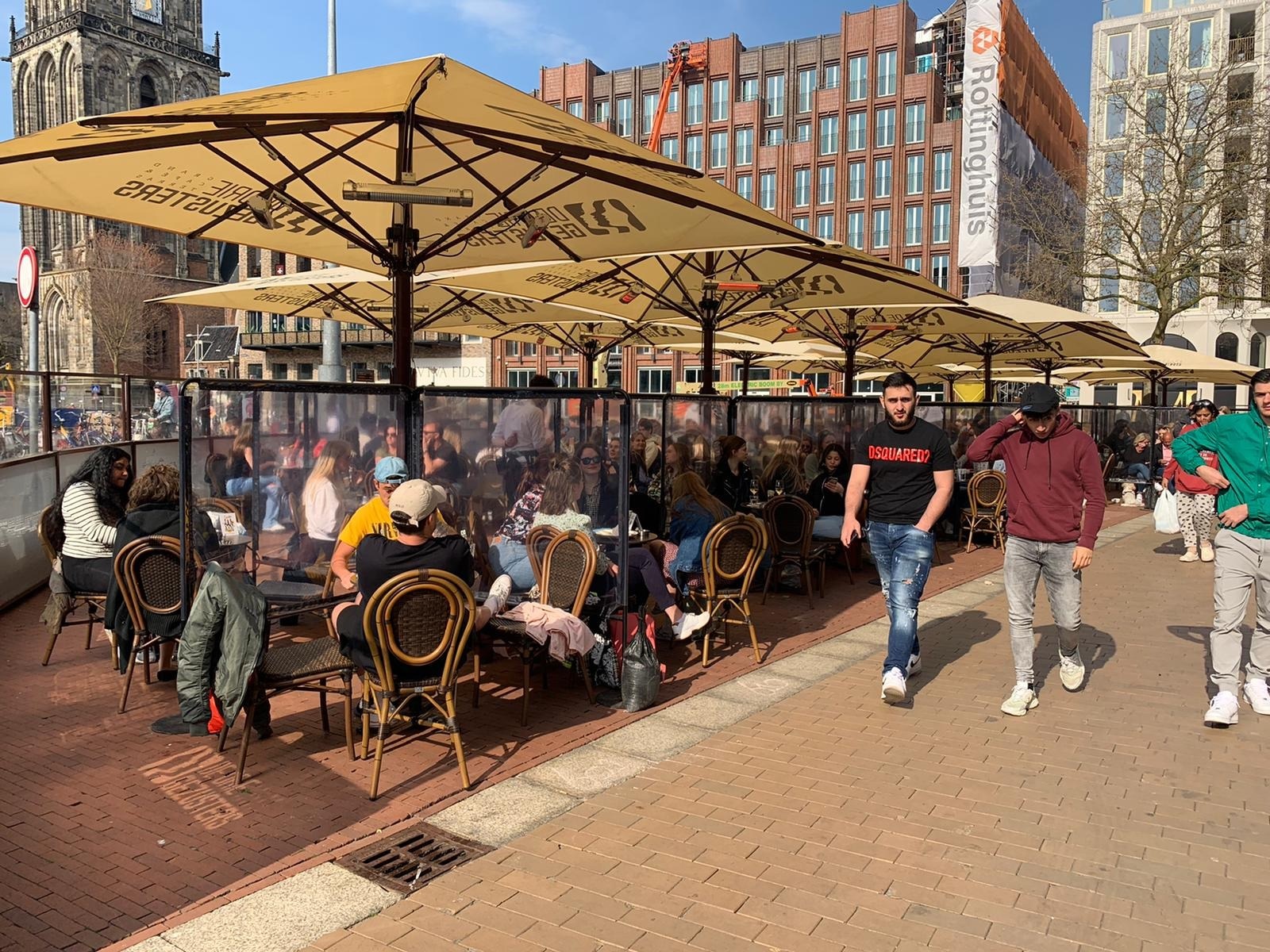 Groot terras op Grote Markt op Koningsdag