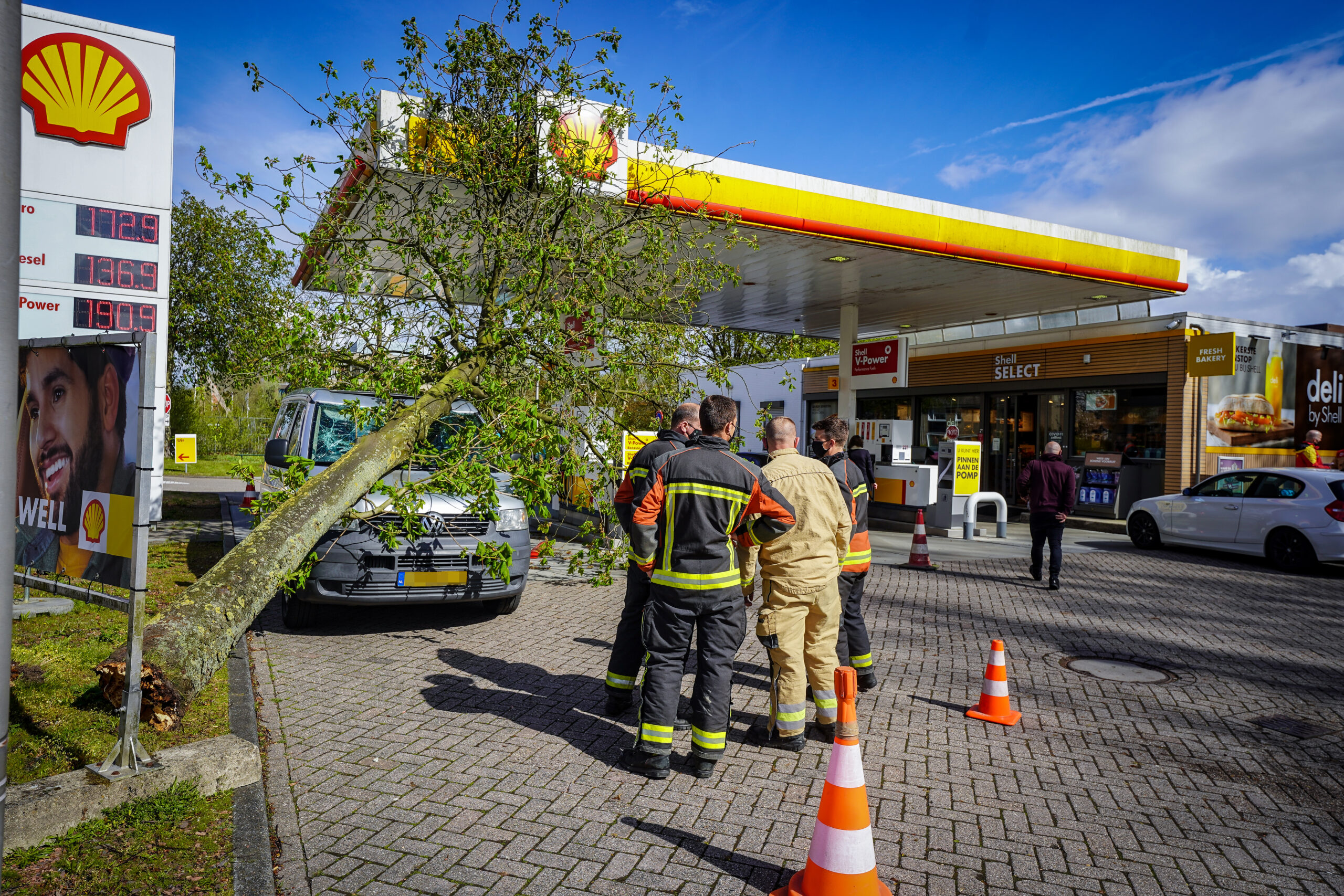 Boom valt op busje bij tankstation Groningen