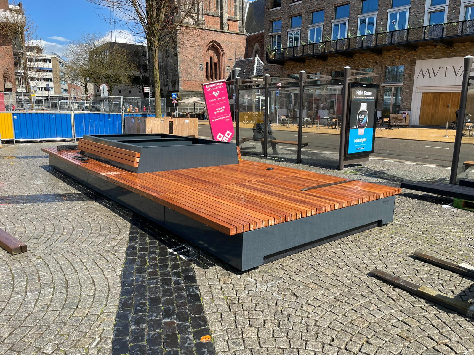 Gemeente plaatst grote zitbanken op Grote Markt; horeca is boos vanwege timing