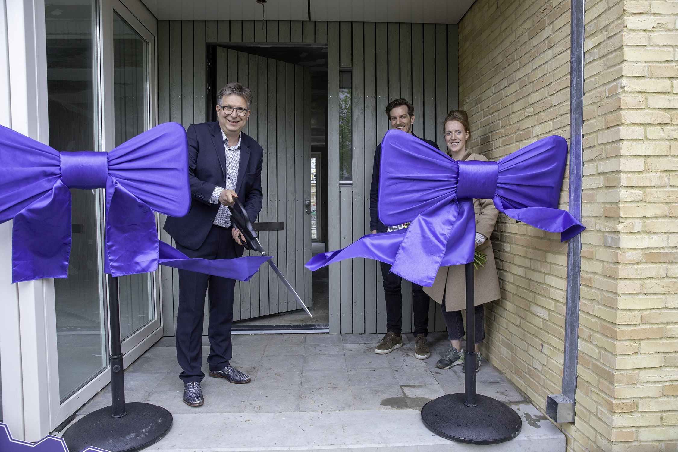 De sleuteloverdracht, met links wethouder Van der Schaaf (Foto's: Henk Tammens, gemeente Groningen).