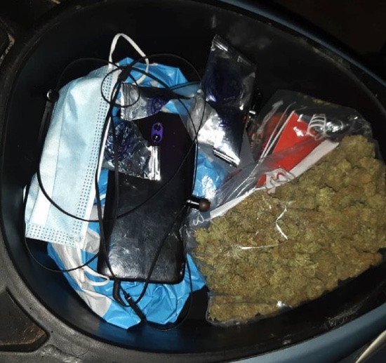 Zenuwachtige scooterrijder verraadt zichzelf en wordt gesnapt met zak hennep en mes