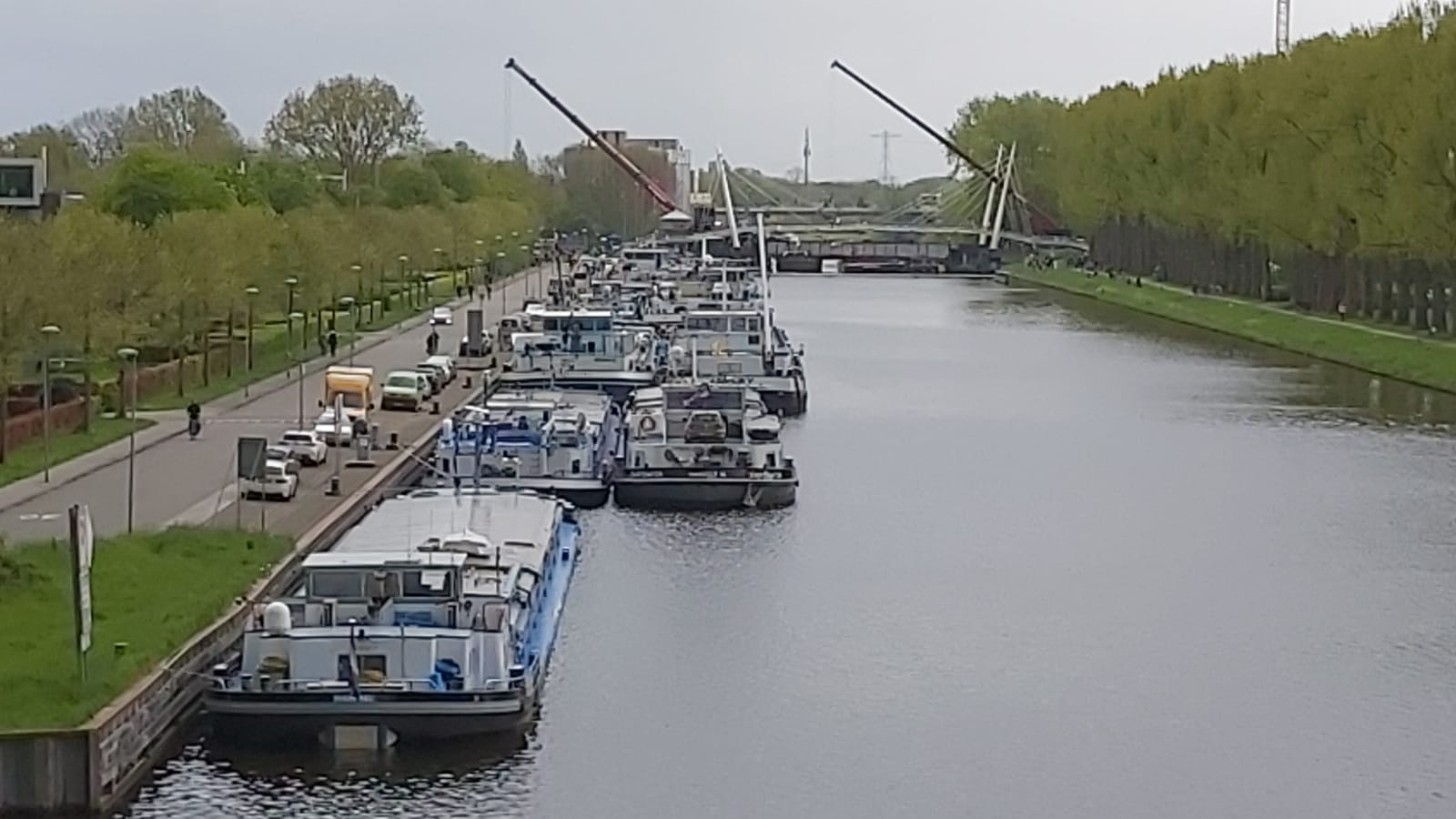 Suez in Groningen: lange rij schepen