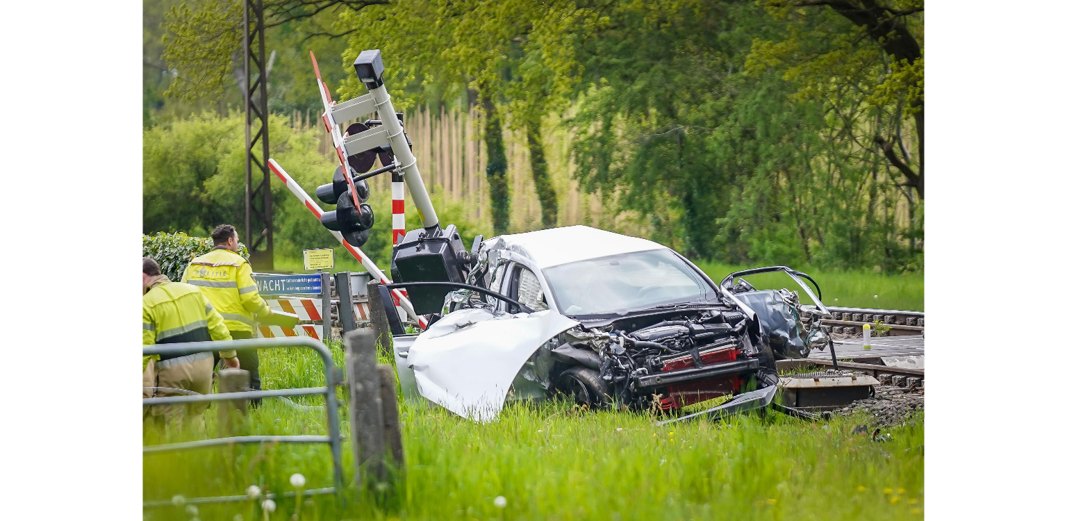Man (20) komt om bij aanrijding auto en trein