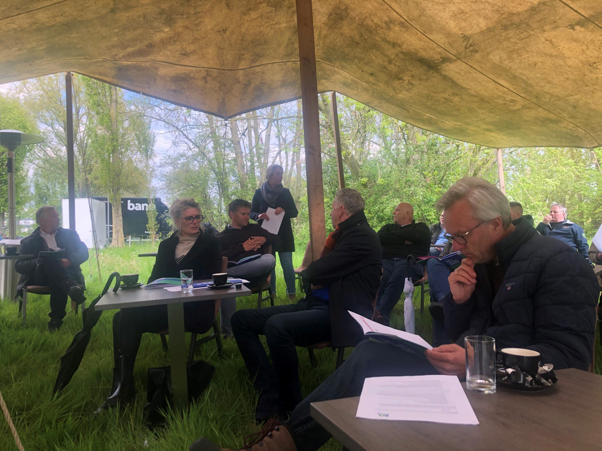 Ondernemers Bedrijvenvereniging Zuidoost vergaderen in de open lucht