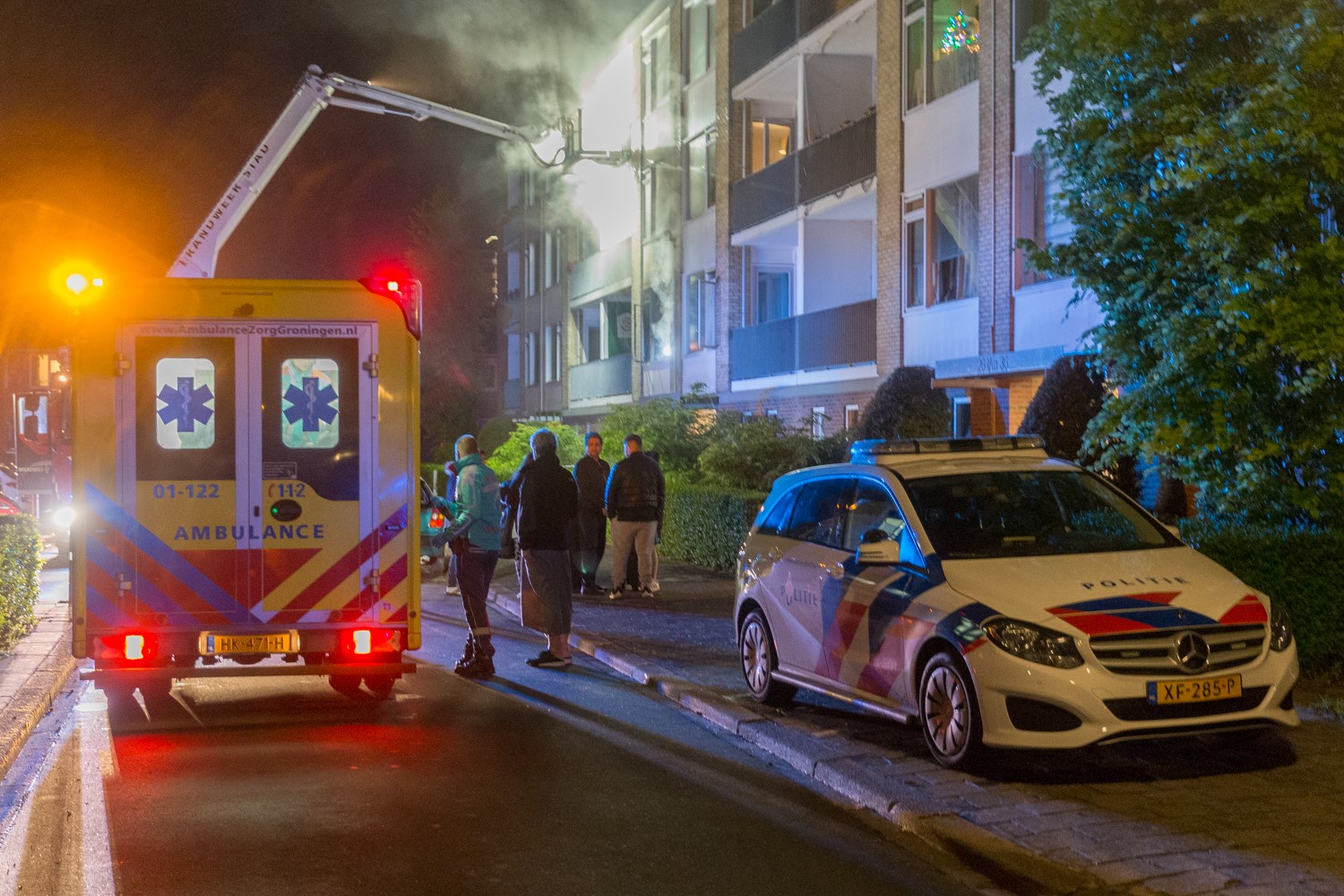 Brandweer zet hoogwerkers in bij brand in Jaspisstraat Groningen