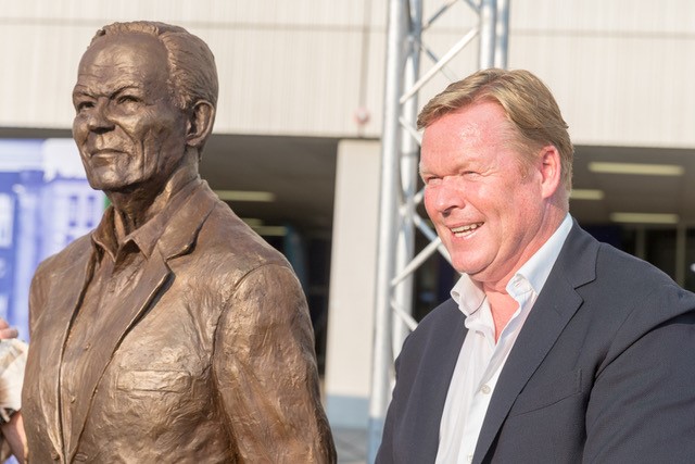 Ronald Koeman - een van de beroemdste Groningers momenteel - bij het beeld van Martin.