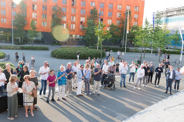 Belangstelling van het publiek voor de onthulling