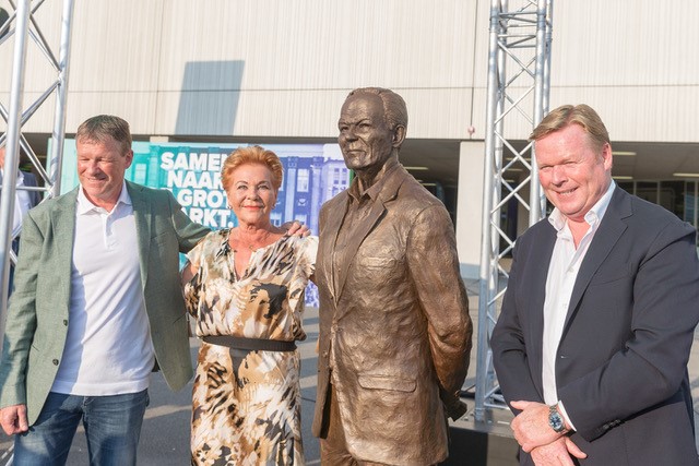 De familie Koeman bij het beeld van Martin