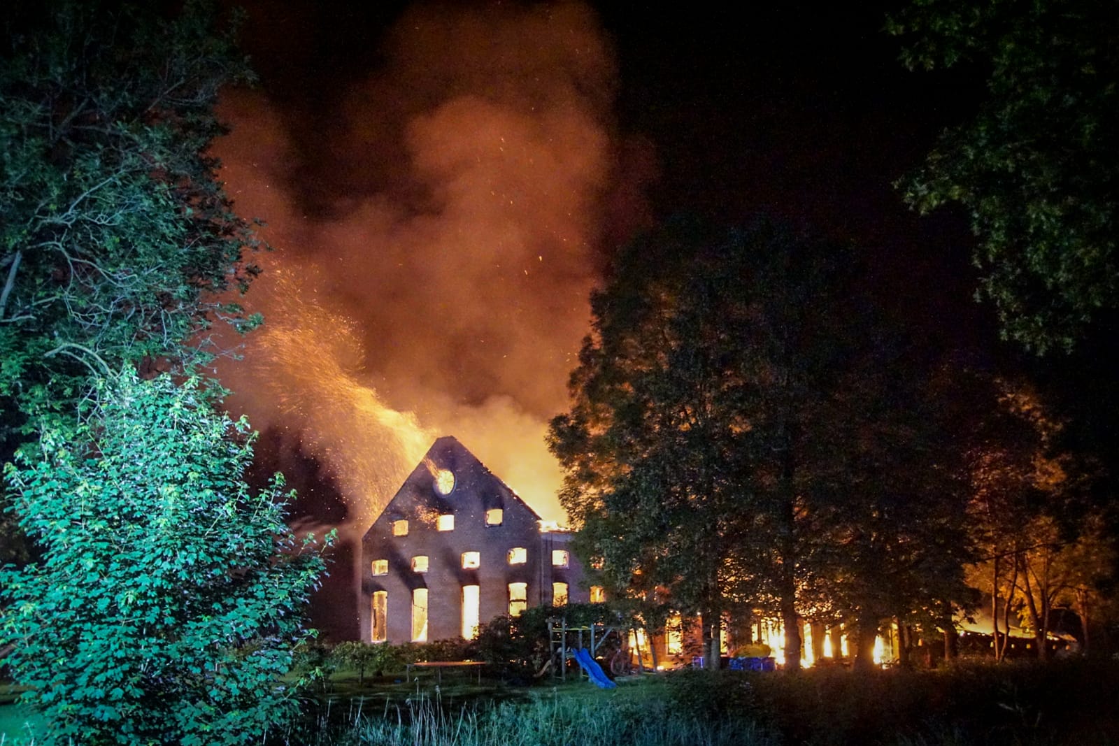 Woonboerderij in Nieuwolda gaat in vlammen op