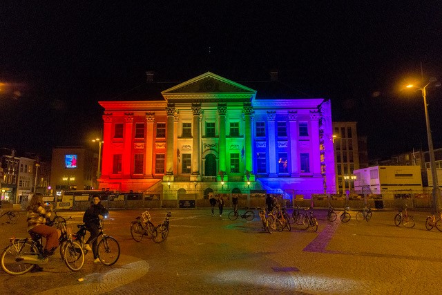 Stadhuis Groningen in regenboogkleuren