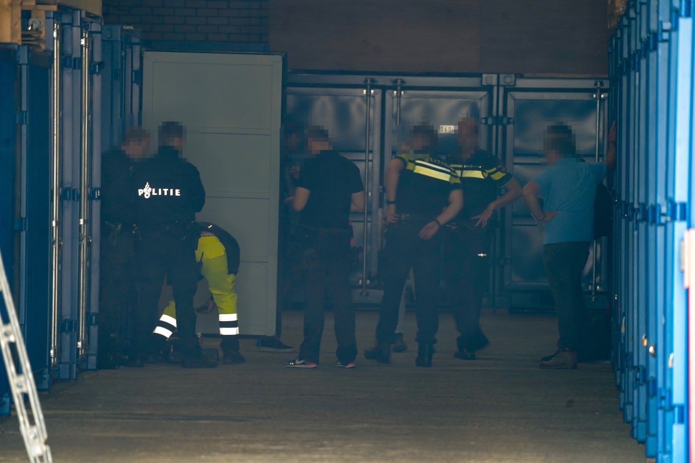Politie stuit bij routinecontrole in opslagbox op 327 flessen lachgas