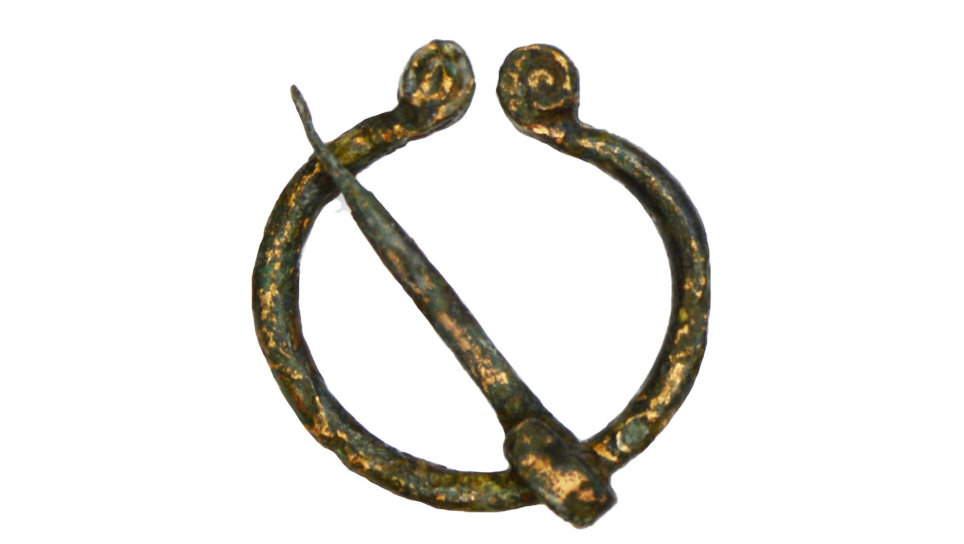 Opgravingen wierde Adorp: Romeinse fibula gevonden