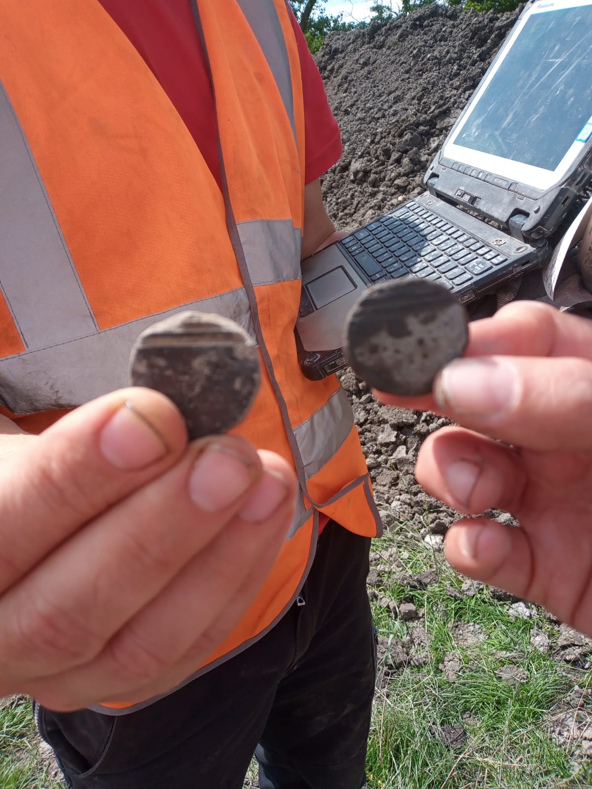 Op 4 augustus werden bovenste twee speelstenen gevonden, gemaakt van een gepolijste scherf. Opvallend is dat ze beide een versierde rand hebben. Deze stenen vertegenwoordigen waarschijnlijk een gelijke waarde of gelijke functie binnen een spel.