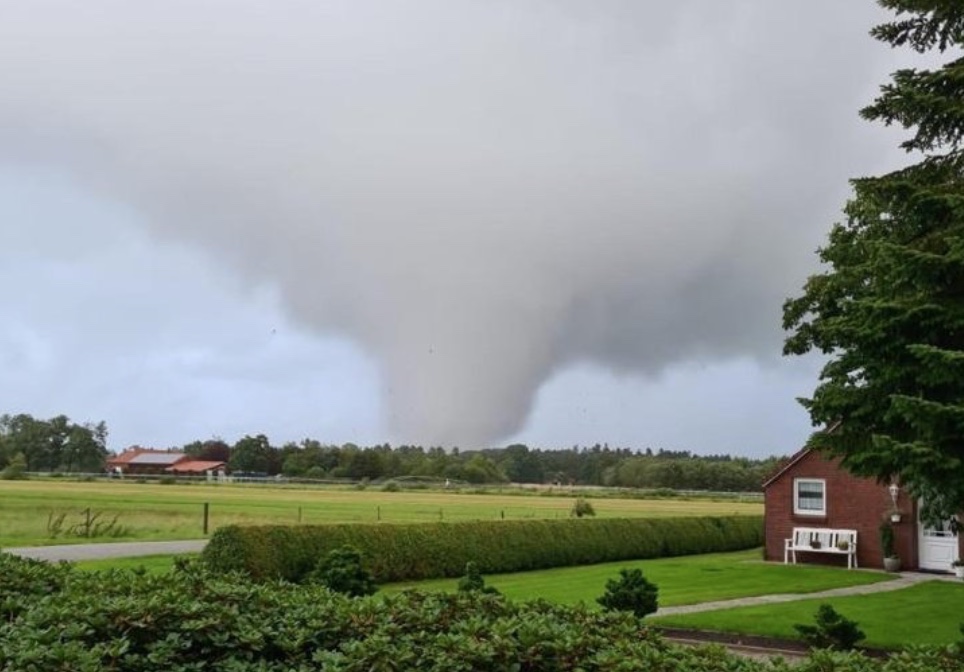 Tornado richt ravage aan in Noord-Duitsland, op nog geen 75 kilometer van stad Groningen (VIDEO)