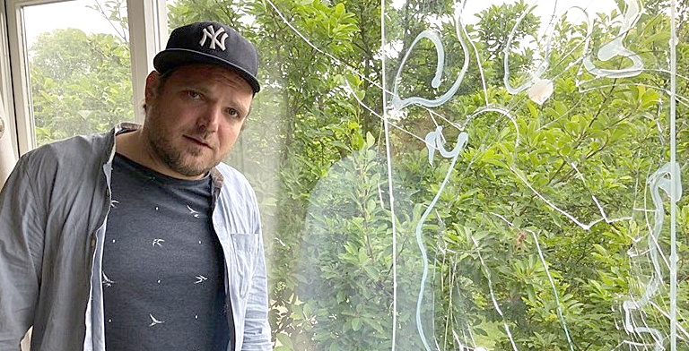 Aanslag op woning Sikkom-journalist Willem Groeneveld: molotovcocktails door het raam gegooid